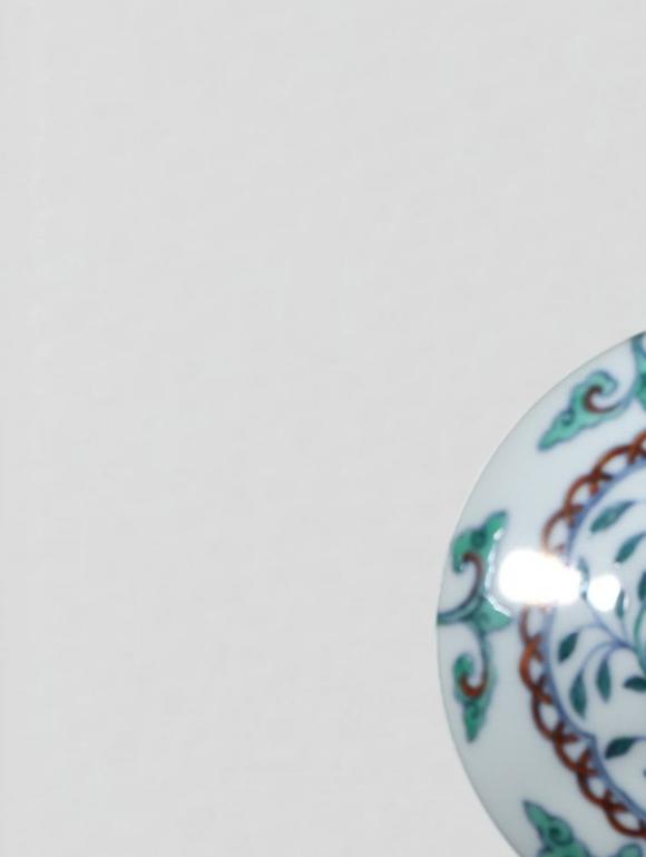 東京蕓術(shù)清雍正 斗彩纏枝蓮金鐘瓶