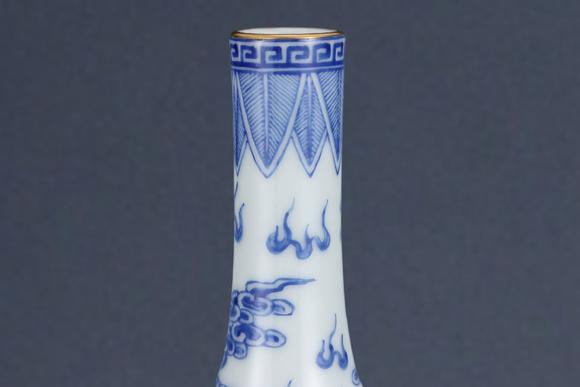 東京蕓術(shù)清乾隆 青花五龍紋膽式天球瓶一對