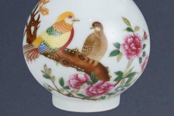 東京蕓術(shù)清乾隆 粉彩花鳥紋蒜頭瓶