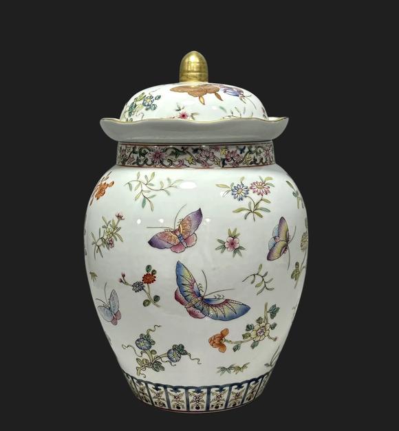 東京蕓術(shù)清嘉慶 粉彩折枝花卉蝴蝶紋將軍罐