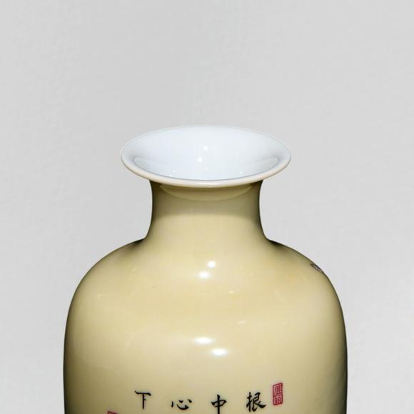 東京蕓術(shù)清乾隆 米黃釉粉彩花鳥紋燈籠瓶