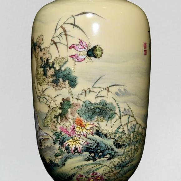東京蕓術(shù)清乾隆 米黃釉粉彩花鳥紋燈籠瓶