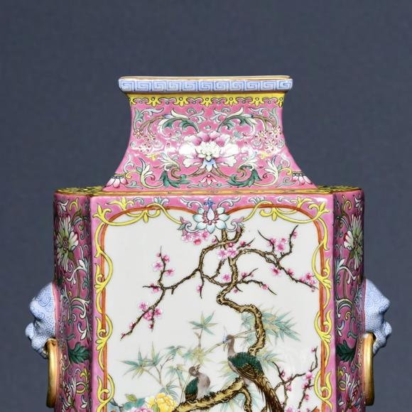 東京蕓術(shù)清乾隆 粉紅地粉彩開(kāi)光花鳥(niǎo)紋卷書(shū)瓶