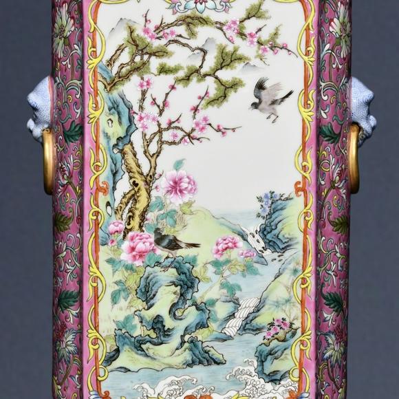 東京蕓術(shù)清乾隆 粉紅地粉彩開(kāi)光花鳥(niǎo)紋卷書(shū)瓶