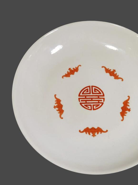 東京蕓術(shù)清乾隆 胭脂紅地粉彩開(kāi)窗花卉五福壽大盤(pán)