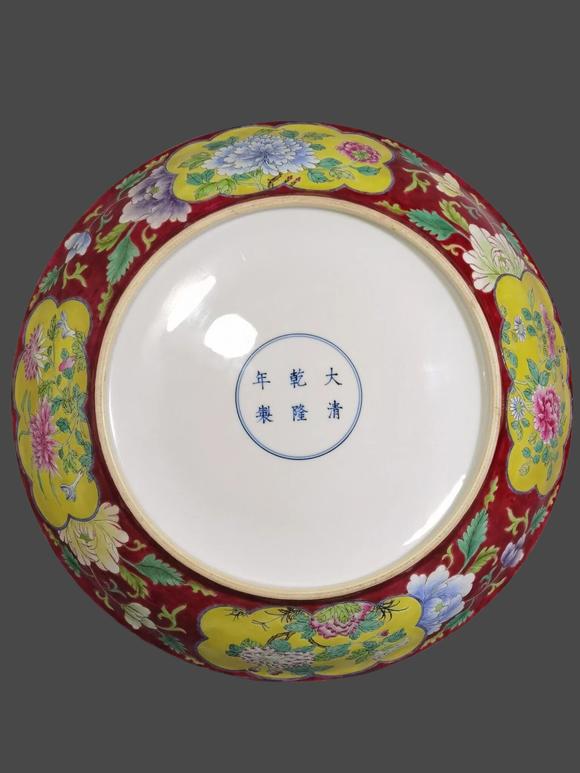 東京蕓術(shù)清乾隆 胭脂紅地粉彩開(kāi)窗花卉五福壽大盤(pán)