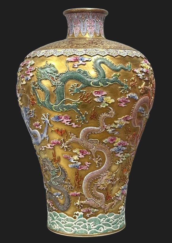 東京蕓術(shù)清亁隆 琺瑯彩金地雕刻九龍紋梅瓶