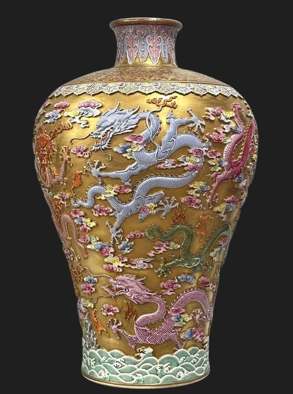 東京蕓術(shù)清亁隆 琺瑯彩金地雕刻九龍紋梅瓶