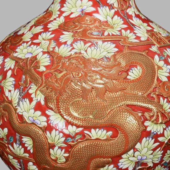 東京蕓術清乾隆 粉彩礬紅浮雕鎏金龍紋天球瓶