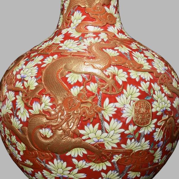 東京蕓術清乾隆 粉彩礬紅浮雕鎏金龍紋天球瓶
