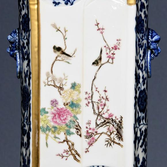 東京蕓術(shù)清乾隆 青花粉彩花鳥(niǎo)紋獸頭瓶