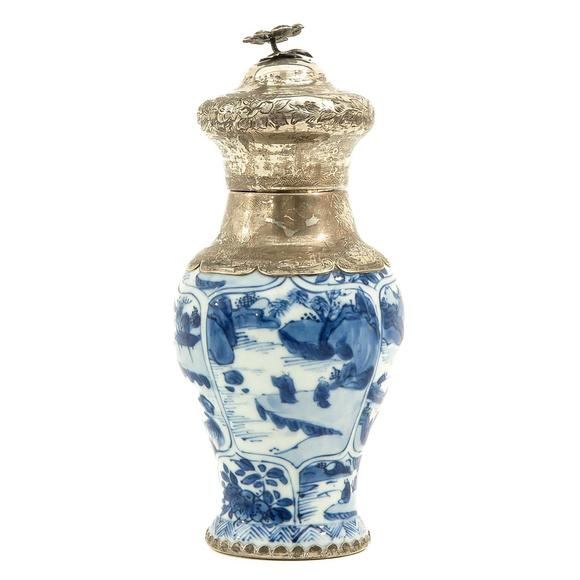 Castle AuctionA blue and white tea caddy