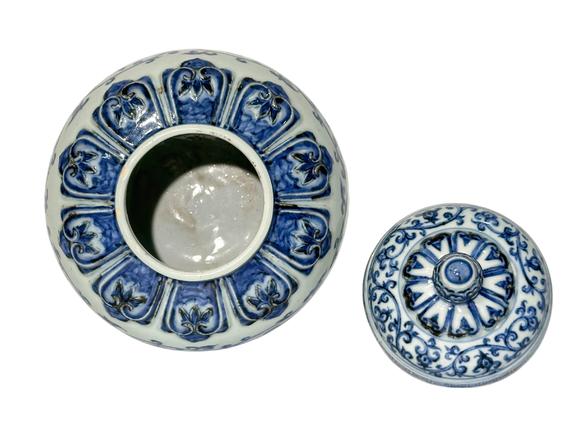Castle AuctionA Chinese lided Blue&White jar, Ming Dynasty Pr. 