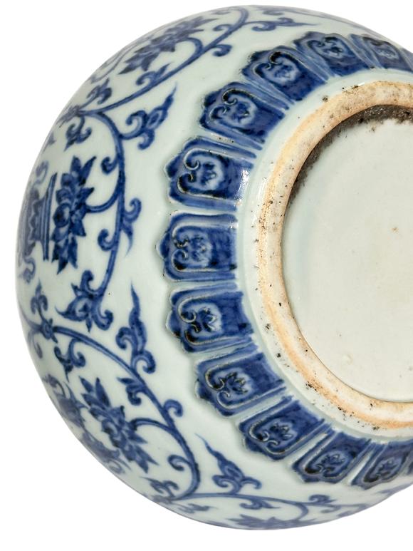 Castle AuctionA Chinese lided Blue&White jar, Ming Dynasty Pr. 