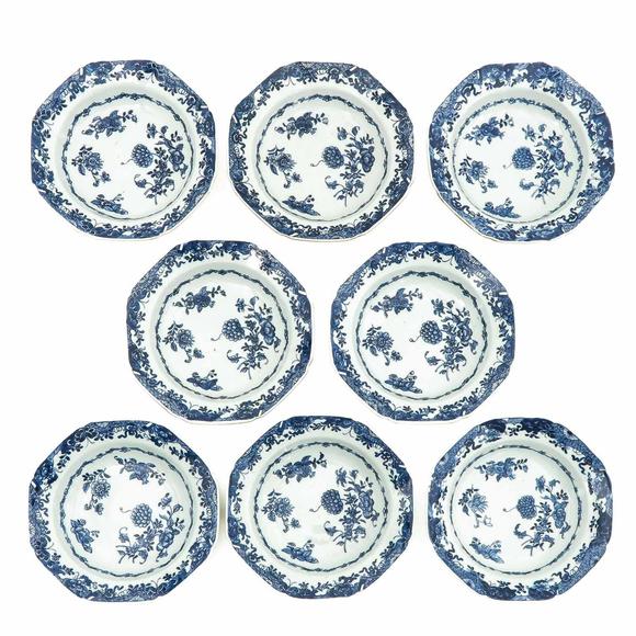 Castle AuctionA collection of 25 blue and white plates