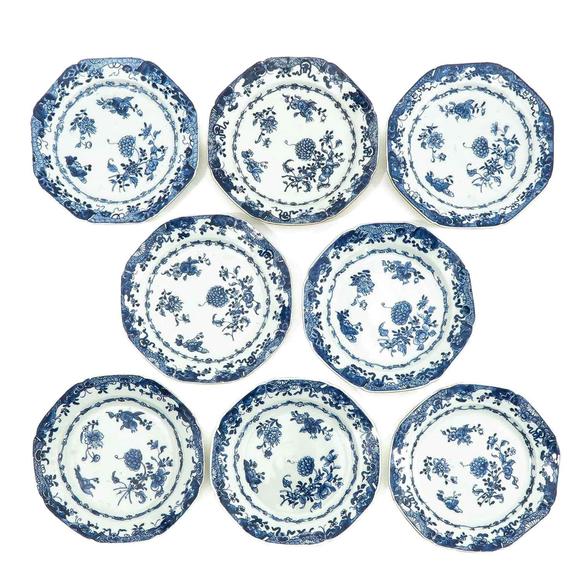 Castle AuctionA collection of 25 blue and white plates