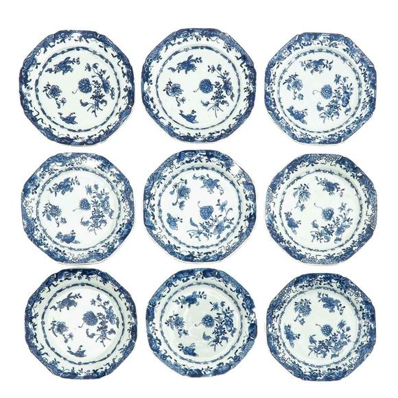 Castle AuctionA collection of 25 blue and white plates