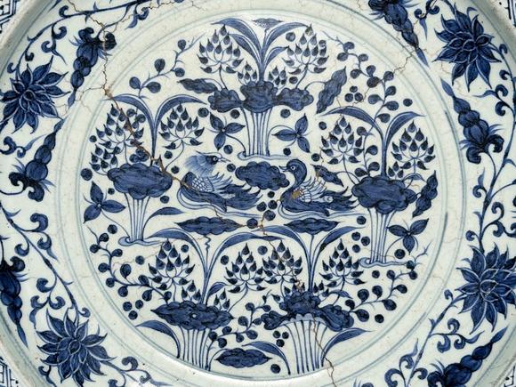 Castle AuctionAn extra large size of blue and white plater with pattern of mandarin ducks on the lotus pond, Ming Dynasty Pr. 