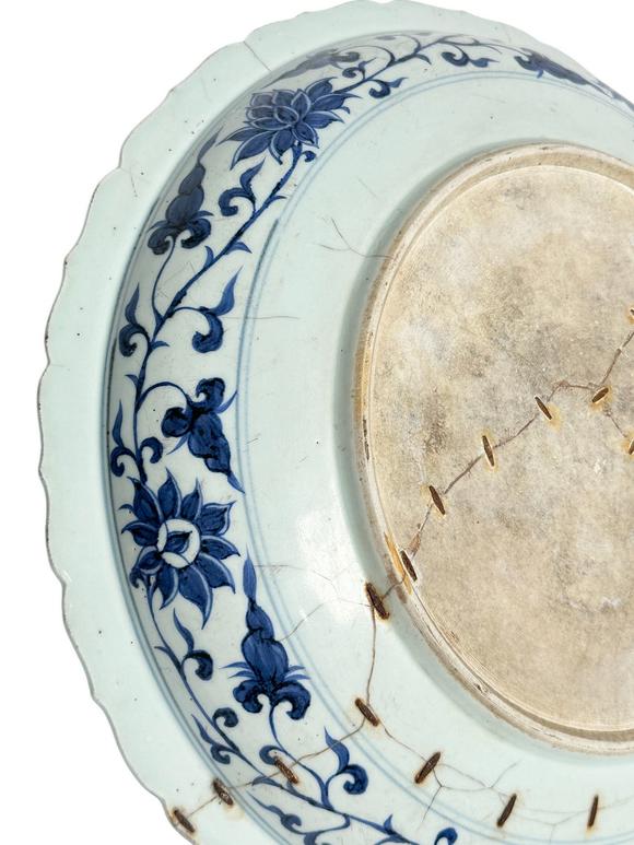 Castle AuctionAn extra large size of blue and white plater with pattern of mandarin ducks on the lotus pond, Ming Dynasty Pr. 