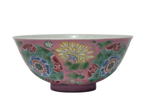 Castle AuctionA Chinese nice enamel bowl, Qian Long Pr. 