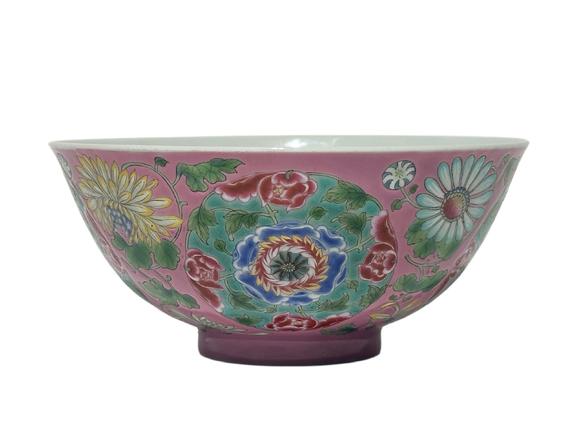 Castle AuctionA Chinese nice enamel bowl, Qian Long Pr. 
