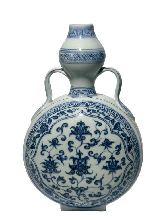 Castle AuctionA Chinese moonflask Blue and white vase, Ming Dynasty Pr. 