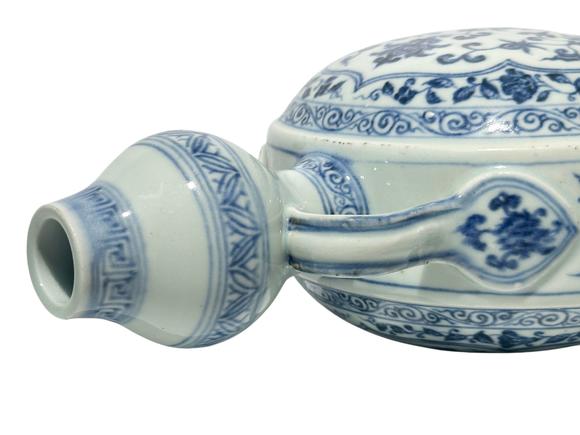 Castle AuctionA Chinese moonflask Blue and white vase, Ming Dynasty Pr. 
