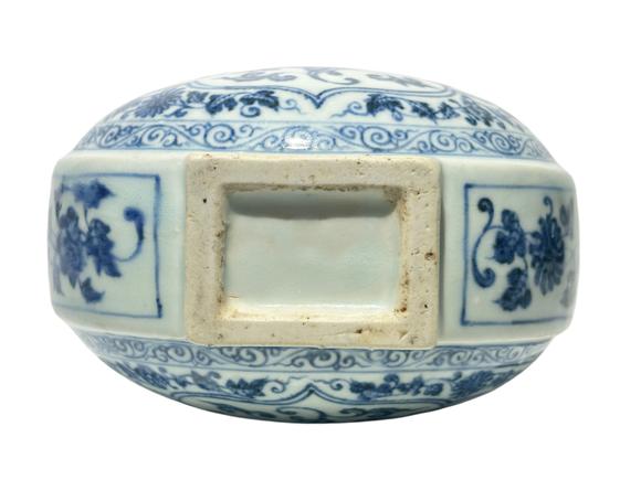 Castle AuctionA Chinese moonflask Blue and white vase, Ming Dynasty Pr. 