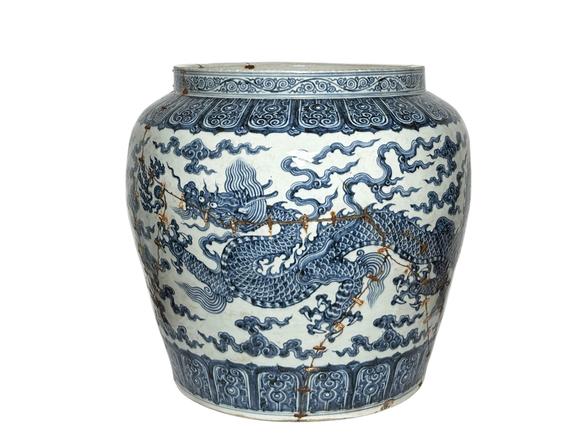 Castle AuctionAn extra large size of Blue-and-white jar with cloud-dragon patterned, Ming Dynasty Pr. 