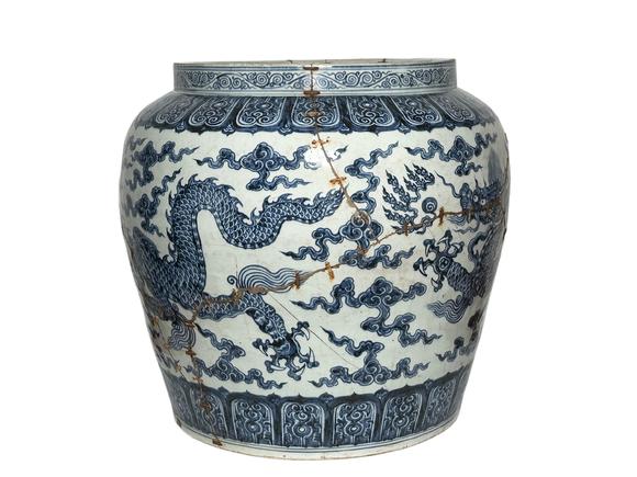 Castle AuctionAn extra large size of Blue-and-white jar with cloud-dragon patterned, Ming Dynasty Pr. 