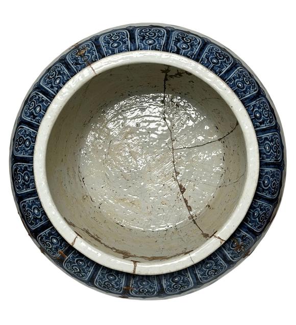 Castle AuctionAn extra large size of Blue-and-white jar with cloud-dragon patterned, Ming Dynasty Pr. 