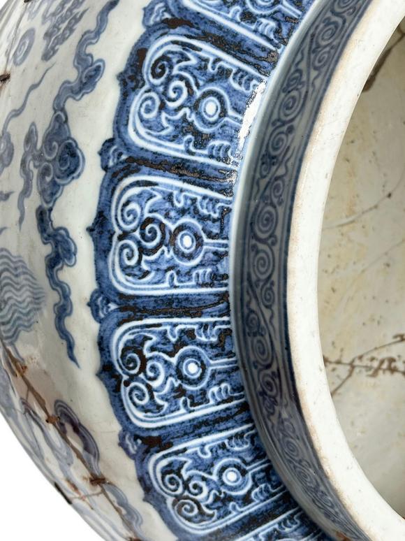 Castle AuctionAn extra large size of Blue-and-white jar with cloud-dragon patterned, Ming Dynasty Pr. 
