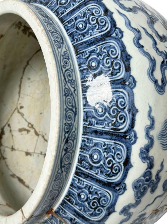 Castle AuctionAn extra large size of Blue-and-white jar with cloud-dragon patterned, Ming Dynasty Pr. 