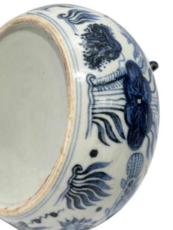 Castle AuctionA Chinese rare shape Blue and white jar with fish and algae patterns, Ming Dynasty Pr.  