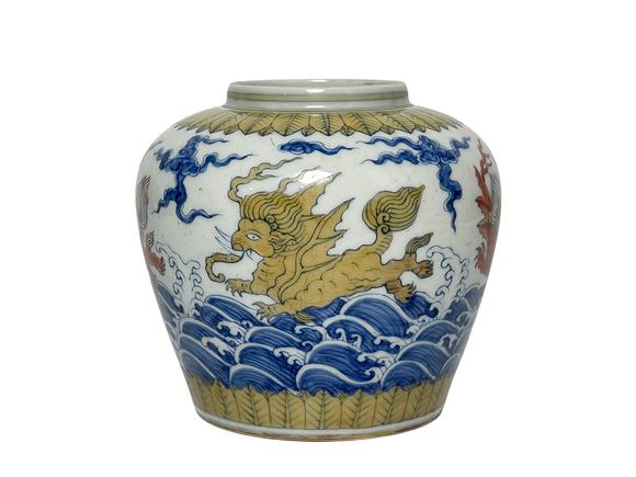 Castle AuctionBlue-and-white doucai jar with scription mark, Ming Dynasty Pr. 