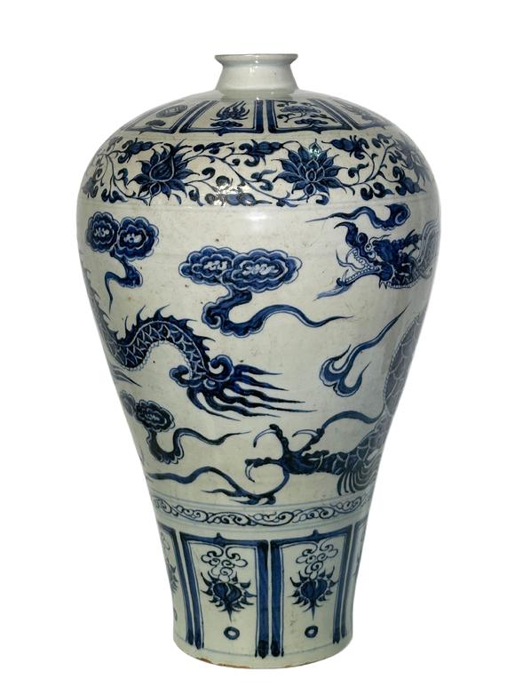 Castle AuctionA Chinese blue-and-white plum vase, Ming Dynasty Pr. 