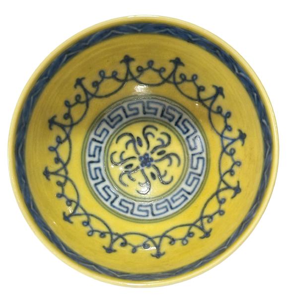 Castle AuctionA Chinese yellow-ground cup with blue-and-white chrysanthemum pattern, Ming Dynasty Pr. 