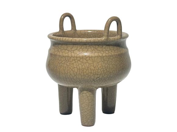Castle AuctionA Chinese guan ware censor, Ming Dynasty Pr. or earlier.