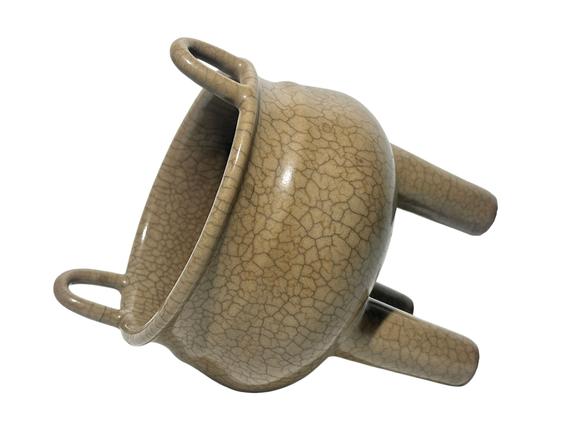 Castle AuctionA Chinese guan ware censor, Ming Dynasty Pr. or earlier.