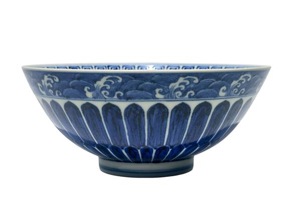 Castle AuctionA Chinese large Blue-and-white bowl with chrysanthemum petal  patterns, Ming Dynasty Pr. 