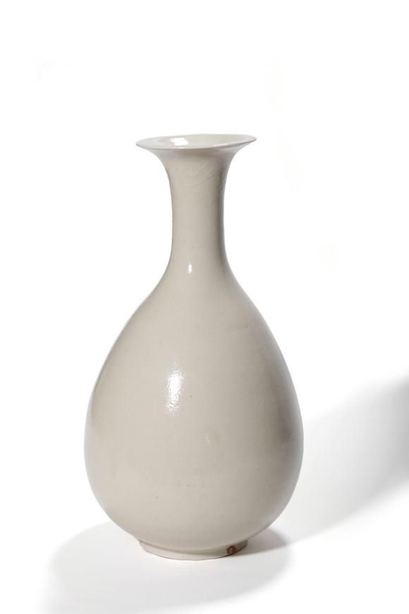 Castle AuctionA Ding Kiln White Glaze Yuhuchun Vase, 10th–12th C Pr.