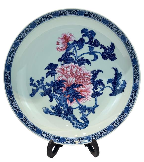 Castle AuctionA Chinese blue-and-white famille rose flower tray, Republic Pr.