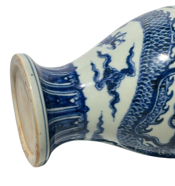 Castle AuctionA Chinese blue-and-white plum vase decorated with cloud and dragon patterns, Ming Dynasty Pr. 
