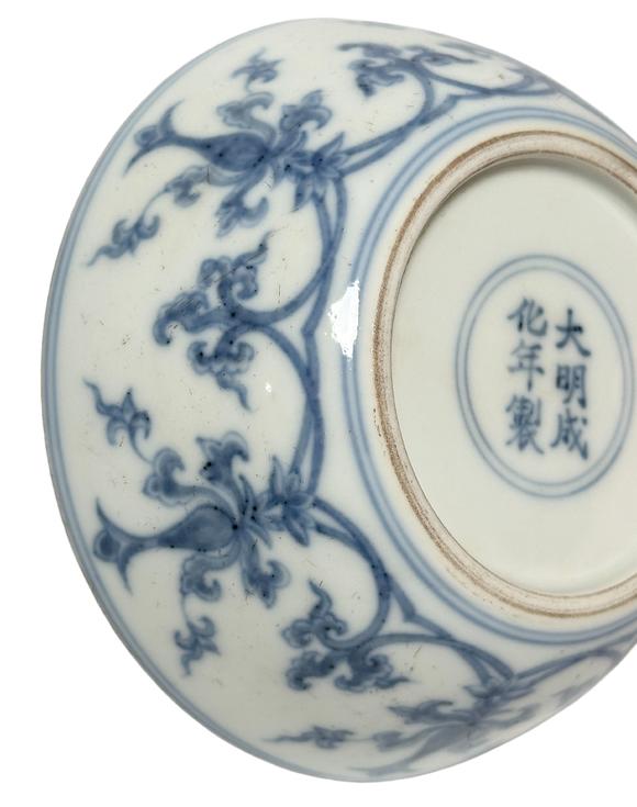 Castle AuctionA Chinese Blue and white cup decorated with entwined branches and floral flowers pattern, Ming Dynasty Pr. 