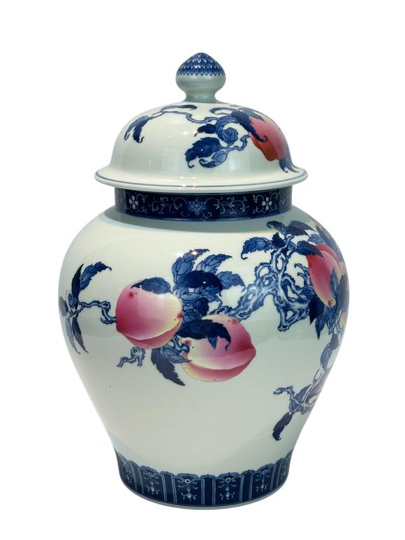 Castle AuctionA Chinese lided Blue and white vase with famille rose peach-patterned, Republic Pr.