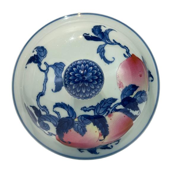 Castle AuctionA Chinese lided Blue and white vase with famille rose peach-patterned, Republic Pr.