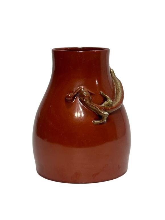 Castle AuctionA Chinese red vase with dragon deco, Qian Long Pr. 