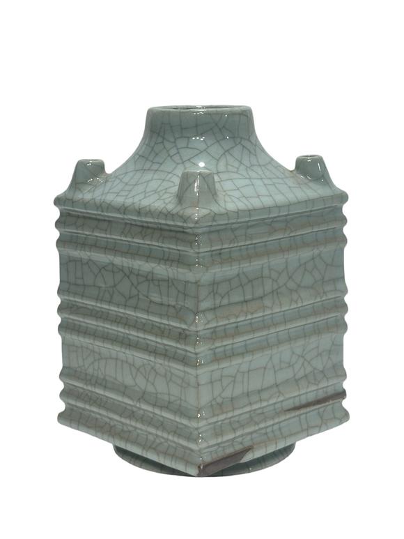 Castle AuctionA Chinese guan ware vase, YongZheng Pr. 