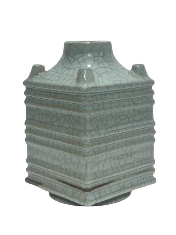 Castle AuctionA Chinese guan ware vase, YongZheng Pr. 