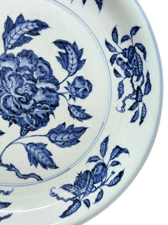 Castle AuctionA large Blue&White plate decorated with flower, Ming Dynasty Pr. 